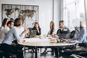 Grupo de profesionales en una reunión de consultoría en Ecuador